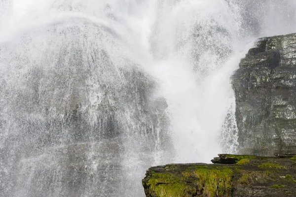 ノルウェーのシュタインダルスフォッセン滝と風景 — ストック写真