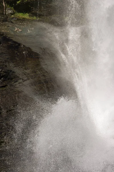 ノルウェーのシュタインダルスフォッセン滝と風景 — ストック写真