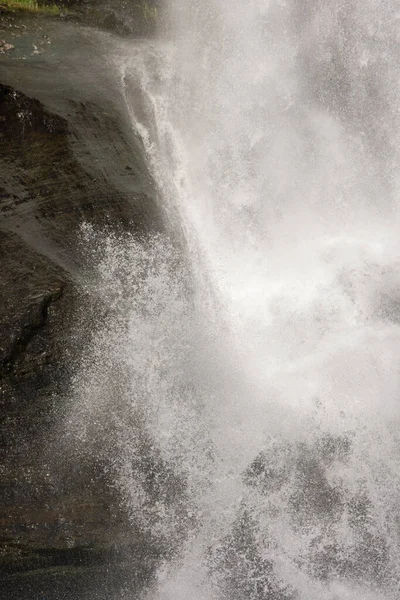 Steinsdalsfossen Şelalesi Norveç Manzarası — Stok fotoğraf