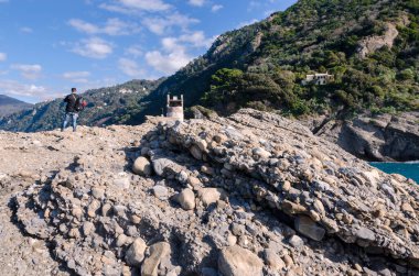 Punta Chiappa, Liguria 'nın Cenova kentindeki Portofino' da kıyı şeridi.