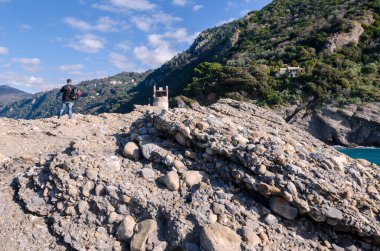Punta Chiappa, Liguria 'nın Cenova kentindeki Portofino' da kıyı şeridi.