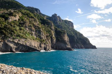 Punta Chiappa, Liguria 'nın Cenova kentindeki Portofino' da kıyı şeridi.