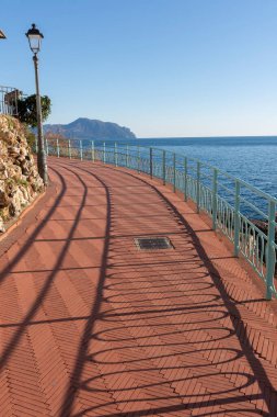 Liguria 'daki Cenova Nervi' de deniz kenarında gün batımı