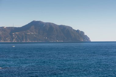 Liguria 'daki Cenova Nervi' de deniz kenarında gün batımı