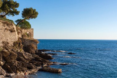 Liguria 'daki Cenova Nervi' de deniz kenarında gün batımı