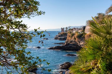 Liguria 'daki Cenova Nervi' de deniz kenarında gün batımı
