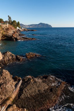 Liguria 'daki Cenova Nervi' de deniz kenarında gün batımı