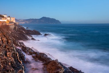 Liguria 'daki Cenova Nervi' de deniz kenarında gün batımı