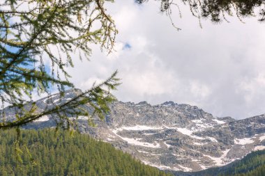 İtalya 'nın Piedmont kentindeki Ceresole Reale ve Nivolet Tepesi arasındaki manzara dağı