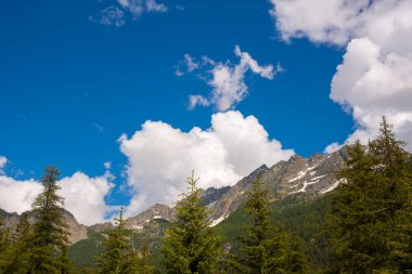 İtalya 'nın Piedmont kentindeki Ceresole Reale ve Nivolet Tepesi arasındaki manzara dağı
