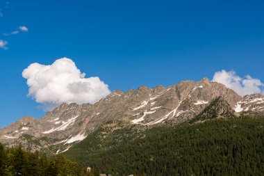 İtalya 'nın Piedmont kentindeki Ceresole Reale ve Nivolet Tepesi arasındaki manzara dağı
