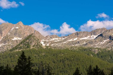 İtalya 'nın Piedmont kentindeki Ceresole Reale ve Nivolet Tepesi arasındaki manzara dağı