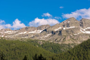 İtalya 'nın Piedmont kentindeki Ceresole Reale ve Nivolet Tepesi arasındaki manzara dağı