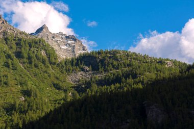 İtalya 'nın Piedmont kentindeki Ceresole Reale ve Nivolet Tepesi arasındaki manzara dağı