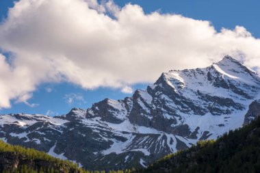 İtalya 'nın Piedmont kentindeki Ceresole Reale ve Nivolet Tepesi arasındaki manzara dağı