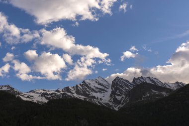 İtalya 'nın Piedmont kentindeki Ceresole Reale ve Nivolet Tepesi arasındaki manzara dağı