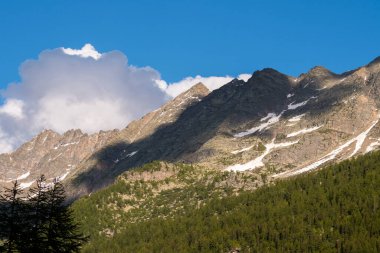 İtalya 'nın Piedmont kentindeki Ceresole Reale ve Nivolet Tepesi arasındaki manzara dağı