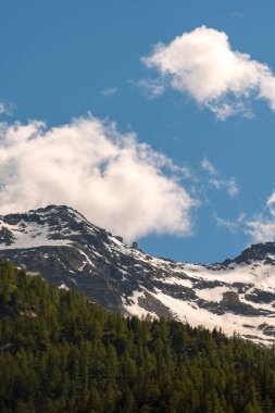 İtalya 'nın Piedmont kentindeki Ceresole Reale ve Nivolet Tepesi arasındaki manzara dağı