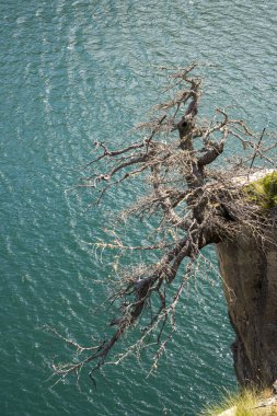 İtalya 'nın Piedmont kentindeki Ceresole Reale Gölü' ndeki dağ