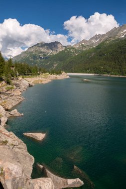 İtalya 'nın Piedmont kentindeki Ceresole Reale Gölü' ndeki dağ
