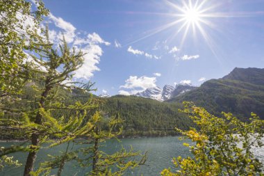 İtalya 'nın Piedmont kentindeki Ceresole Reale Gölü' ndeki dağ