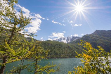 İtalya 'nın Piedmont kentindeki Ceresole Reale Gölü' ndeki dağ
