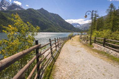 İtalya 'nın Piedmont kentindeki Ceresole Reale Gölü' ndeki dağ