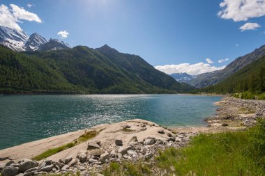 İtalya 'nın Piedmont kentindeki Ceresole Reale Gölü' ndeki dağ