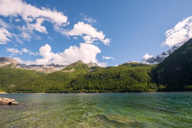 İtalya 'nın Piedmont kentindeki Ceresole Reale Gölü' ndeki dağ