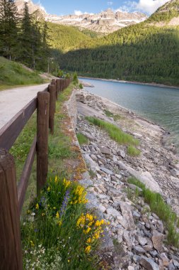 İtalya 'nın Piedmont kentindeki Ceresole Reale Gölü' ndeki dağ