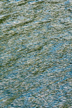 İtalya 'nın Piedmont kentindeki Ceresole Reale Gölü' ndeki dağ