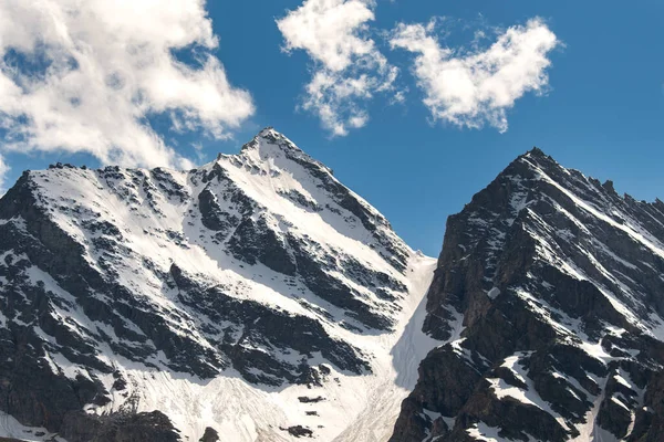 意大利皮埃蒙特的Ceresole Reale和Nivolet山之间的风景山 — 图库照片