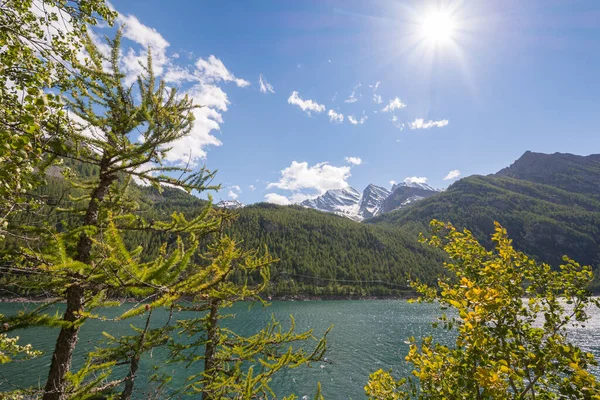 İtalya 'nın Piedmont kentindeki Ceresole Reale Gölü' ndeki dağ