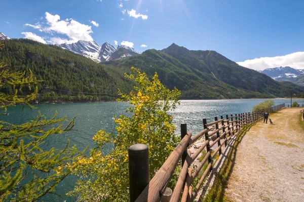 İtalya 'nın Piedmont kentindeki Ceresole Reale Gölü' ndeki dağ