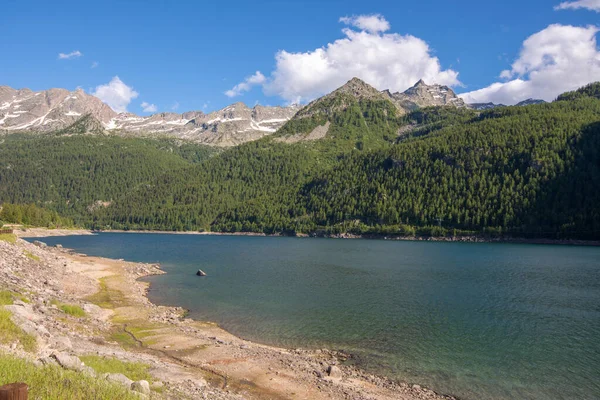 Góra Jeziorze Ceresole Reale Piemoncie Włoszech — Zdjęcie stockowe
