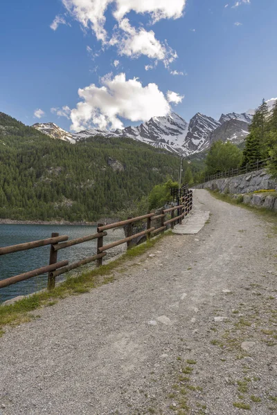 İtalya 'nın Piedmont kentindeki Ceresole Reale Gölü' ndeki dağ
