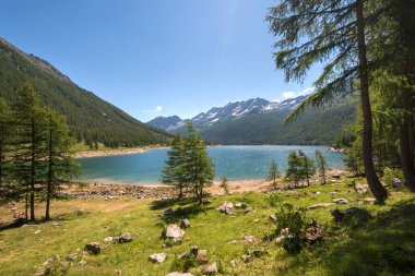 İtalya 'nın Piedmont kentindeki Ceresole Reale Gölü' ndeki dağ
