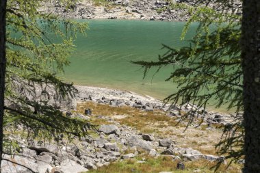 İtalya 'nın Piedmont kentindeki Ceresole Reale Gölü' ndeki dağ