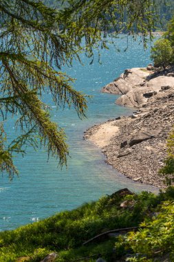 İtalya 'nın Piedmont kentindeki Ceresole Reale Gölü' ndeki dağ