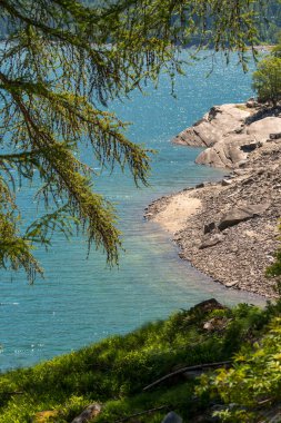 İtalya 'nın Piedmont kentindeki Ceresole Reale Gölü' ndeki dağ