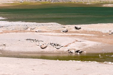 İtalya 'nın Piedmont kentindeki Ceresole Reale Gölü' ndeki dağ