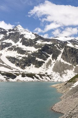 Serr Gölü etrafındaki Ceresole Reale ve Nivolet Tepesi arasındaki manzara dağı, Agnel Gölü, İtalya Piedmont 'taki Nivolet Gölü