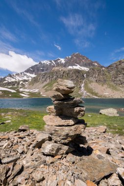 Serr Gölü etrafındaki Ceresole Reale ve Nivolet Tepesi arasındaki manzara dağı, Agnel Gölü, İtalya Piedmont 'taki Nivolet Gölü