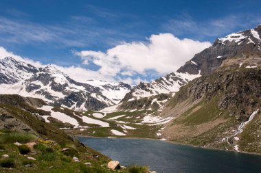 Serr Gölü etrafındaki Ceresole Reale ve Nivolet Tepesi arasındaki manzara dağı, Agnel Gölü, İtalya Piedmont 'taki Nivolet Gölü