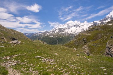 Serr Gölü etrafındaki Ceresole Reale ve Nivolet Tepesi arasındaki manzara dağı, Agnel Gölü, İtalya Piedmont 'taki Nivolet Gölü
