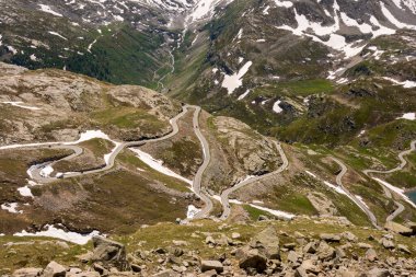 Serr Gölü etrafındaki Ceresole Reale ve Nivolet Tepesi arasındaki manzara dağı, Agnel Gölü, İtalya Piedmont 'taki Nivolet Gölü