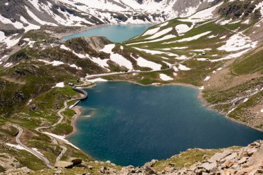 Serr Gölü etrafındaki Ceresole Reale ve Nivolet Tepesi arasındaki manzara dağı, Agnel Gölü, İtalya Piedmont 'taki Nivolet Gölü