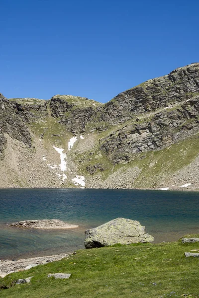 意大利皮埃蒙特的塞尔湖 阿格内尔湖 Nivolet湖周围的Ceresole Reale和Nivolet山之间的风景山 — 图库照片