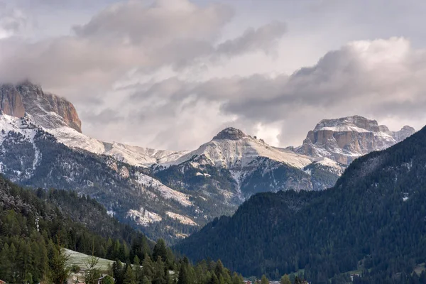 Ландшафт Гора Будинки Vigo Fassa Трентіно Альто Адіж Італії — стокове фото