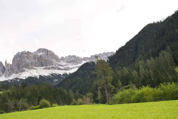 Landskap Berg Och Hus Vigo Fassa Trentino Alto Adige Italien — Stockfoto